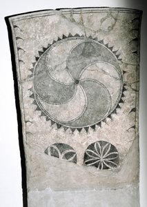 Pierre runique avec symbole solaire, VIIe-VIIIe siècle