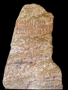 Une stèle avec des inscriptions runiques représentant un cavalier viking avec un chien - Viking Viking