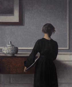 Intérieur avec jeune femme de dos