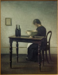 Femme assise derrière une table
