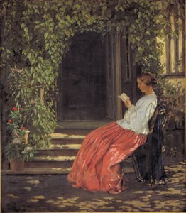 Dame lisant devant une porte de jardin