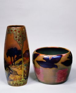 Vases avec paysage et oiseaux, par Zsolnay Vilmos. Hongrie, 20e siècle