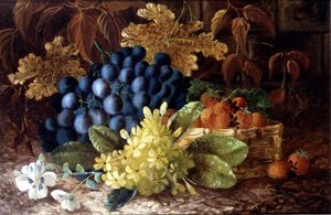 Nature morte de raisins et un panier de fraises sur une berge moussue