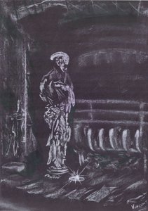 Statue près de la cheminée à la lumière des bougies