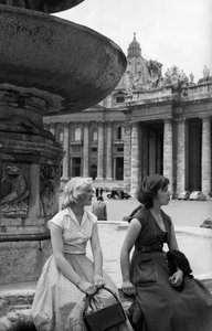 Étrangers à Rome, vers 1960 (épreuve à la gélatine argentique)