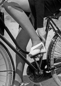 À vélo, vers 1960 (photo n/b)
