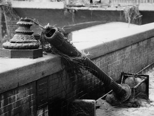 Lampadaire brisé par la force des eaux à Florence, novembre 1966 (photo n/b) - Vincenzo Balocchi