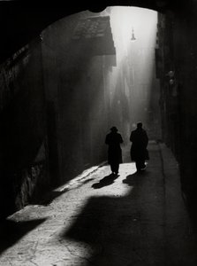 Deux hommes marchent dans une petite rue typique de Florence - Vincenzo Balocchi