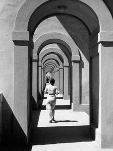 Jeune femme passant sous un portique