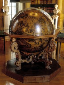 Le globe céleste de Coronelli au méridien de Gatellier. Ce globe a été réalisé par le moine franciscain Vincenzo Coronelli (1650-1718). Institut de France Paris