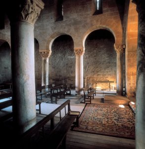 Intérieur de la basilique de San Juan de Banos, Banos de Cerrato, Espagne, 7ème siècle (photo)
