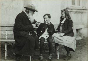 Léon Tolstoï avec ses petits-enfants Léon et Sofia, 1909 - Vladimir Grigorievich Chertkov