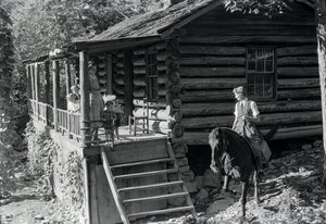 Femme, possible travailleuse de la santé, à cheval rendant visite à des voisins ou à la famille