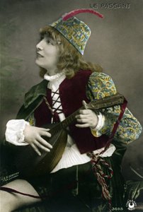 Henriette Rosine Bernard alias Sarah Bernhardt (1844-1923), dans le rôle du troubadour Zanetto, jouant du luth dans la pièce de François Coppée "Le passer"