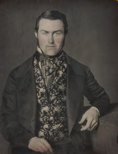 Homme assis en gilet fleuri - W. and F. Langenheim