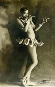 Josephine Baker portant son célèbre costume de bananes vers 1927