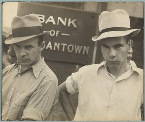 Visages de la rue principale / Scène de rue, Morgantown, Virginie-Occidentale - Walker Evans