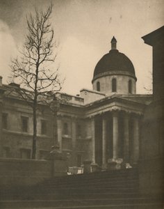 La National Gallery depuis les marches de la terrasse de Trafalgar Square, vers 1935