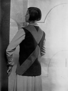 Portrait de Marion Wulz dans une robe dessinée par Anita Pittoni, vers 1940 (photo n/b) - Wanda Wulz