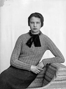 Portrait de Marion Wulz dans une robe dessinée par Anita Pittoni, vers 1940 (photo n/b)