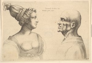 Une femme aux cheveux attachés et un homme chauve se faisant face