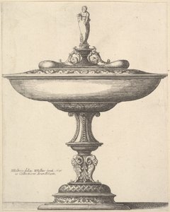 Large coupe avec tige ornementale