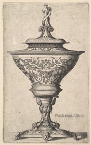 Gobelet orné sur pieds de masques