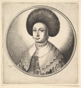 Femme avec un grand chapeau de fourrure circulaire et des boucles d