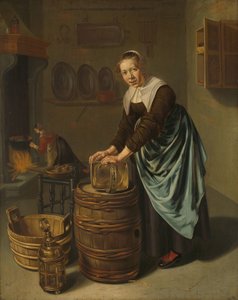 Femme récurant un récipient