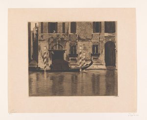 Gondole amarrée avec superstructure dans un canal à Venise