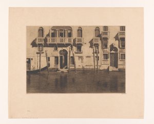 Vue des façades et des pieux le long du Grand Canal à Venise