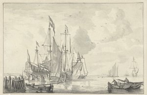 Vue de mer avec quelques navires dans des eaux calmes près de la côte