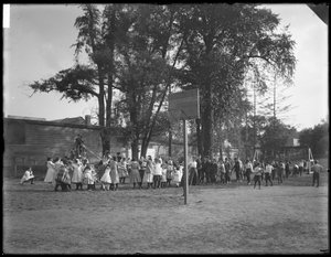 Garçons et filles jouant à la corde sur une cour de récréation non identifiée, c.1910
