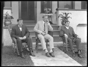 Boxeur anglais William Thomas Wells (Bombardier Billy Wells) et amis, vers 1910