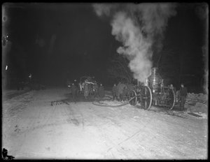 Pompiers (tirés par des chevaux) sur une route en terre la nuit, Inwood Hill, 1914