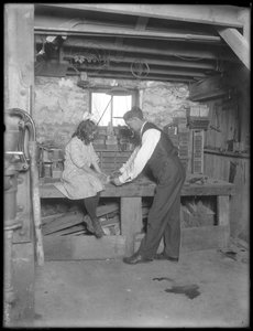 Frank P. Hassler et Mary Hassler au sous-sol, Glen Ellyn, vers 1912