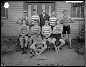 Groupe de jeunes hommes non identifiés posant en costume de bain, vers 1910