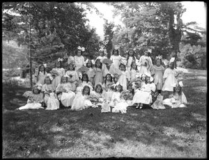 Portrait de groupe de petites filles non identifiées, probablement l