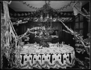 Intérieur de la résidence de M. et Mme William Mill Butler, décorée pour Noël, 4 janvier 1917