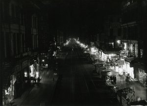 Vue nocturne de Grand Street à Orchard Street, NYC, 1917