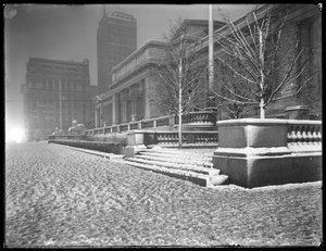 Vue nocturne de la façade de la Cinquième Avenue de la branche principale de la bibliothèque publique de New York sous la neige, 42e rue et Cinquième Avenue, New York, 6 mars 1915