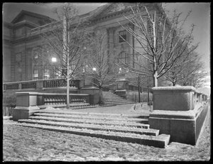 Vue nocturne du coin nord-est des marches devant la branche principale de la bibliothèque publique de New York sous la neige, 42nd Street et Fifth Avenue, New York City, 6 mars 1915