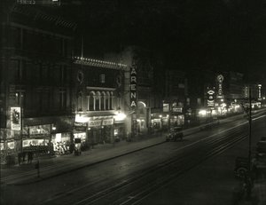 Vue nocturne du côté sud de la 23e rue entre les Sixième et Septième avenues, vers 1916-17