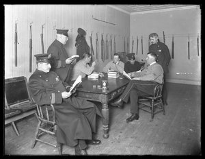 Officiers se relaxant dans un poste de police non identifié, c.1913-14