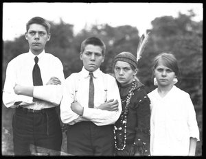 Portrait en extérieur de quatre enfants