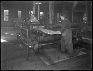 Passage de bois destiné à la fabrication de cercueils à travers une raboteuse double, Oneida, New York, 3 avril 1916