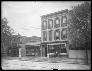 Sept enfants posent devant une branche non identifiée de la bibliothèque publique de Queens Borough, New York, vers 1910 - William Davis Hassler