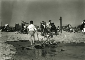 Deux enfants jouent avec des morceaux de bois dans les bas-fonds, Coney Island, vers 1910-21