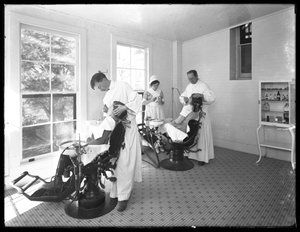 Deux patients examinés, salle du dentiste, hôpital Seton, Spuyten Duyvil, Bronx, 30 octobre 1914