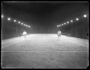 Deux jeunes hommes sur un court de tennis en terre battue non identifié la nuit, juillet 1915